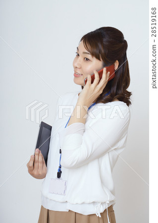 與智能手機講話的女商人 28519168