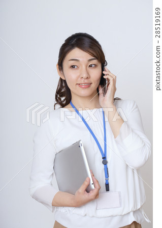 與智能手機講話的女商人 28519169