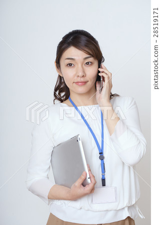 與智能手機講話的女商人 28519171