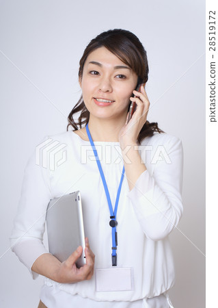 與智能手機講話的女商人 28519172