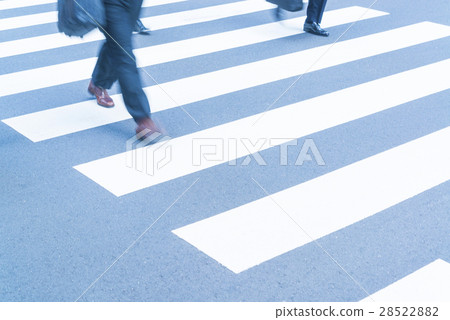 At the footsteps of people going around the intersection of the office town 28522882