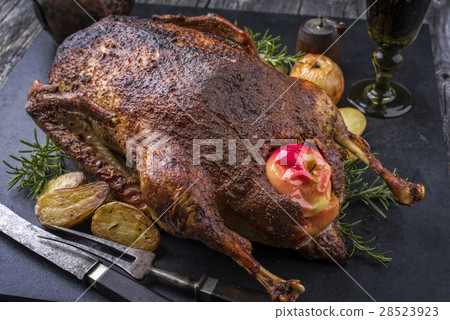 Barbecue Goose with Fruits and Potatoes Barbecue Goose with Fruits and Potatoes 28523923