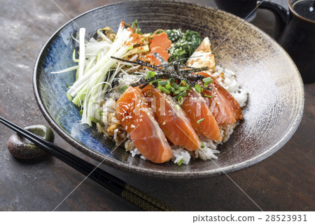 Salmon Sashimi with Rice and Vegetable Salmon Sashimi with Rice and Vegetable 28523931