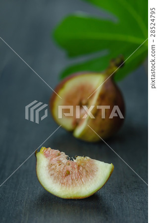 Healthy fig fruit Healthy fig fruit 28524795