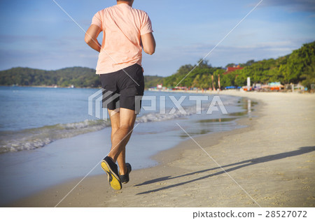 Man running on the beach at sunrise 28527072