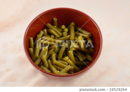 Canned green beans in red bowl 28529264