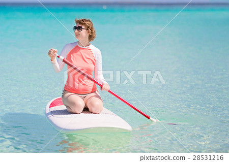 woman stand up paddleboarding 28531216
