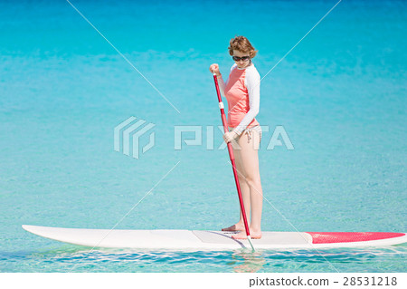 woman stand up paddleboarding 28531218