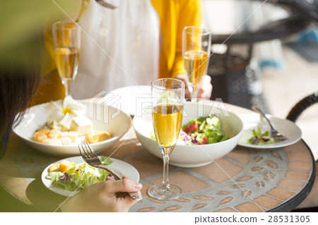 Girls' party at a cafe 28531305