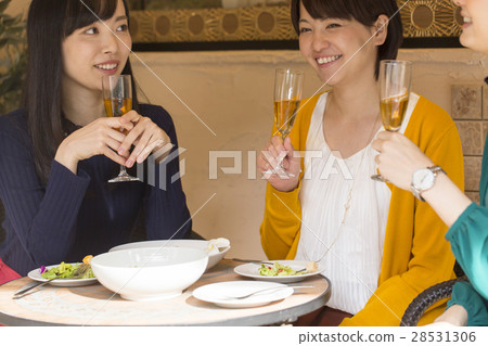 Girls' party at a cafe 28531306