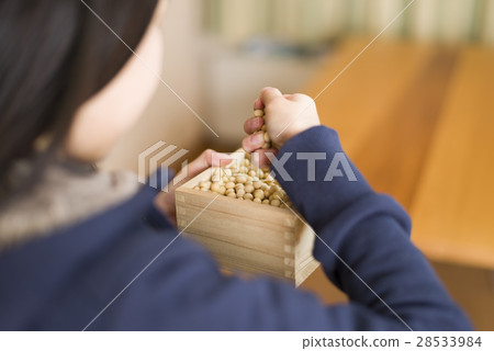 Setsubun image (child bean maki) Setsubun image (child bean maki) 28533984