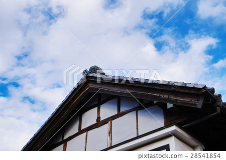Japanese appearance Street corner of small Edo Kawagoe towards the blue sky looking up from an old wooden house 28541854