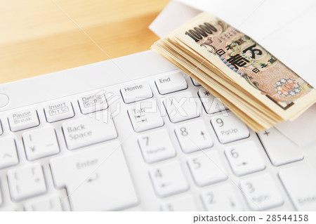 鍵盤和信封裡的錢 28544158