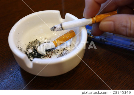 煙灰缸和煙頭 28545349