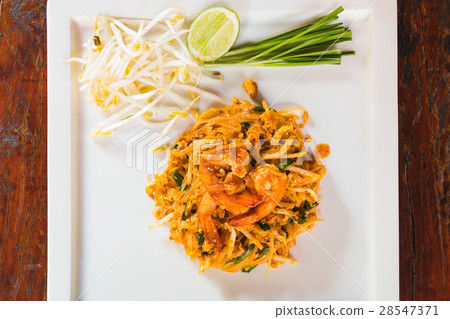 top view Thai fried noodle with fresh prawn 28547371