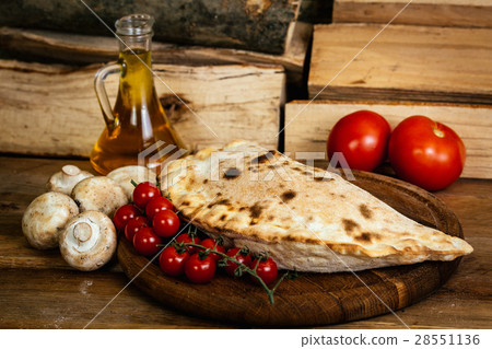 mushrooms, pizza, calzone 28551136