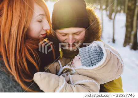 Dad mom and baby in the park Dad mom and baby in the park 28557746