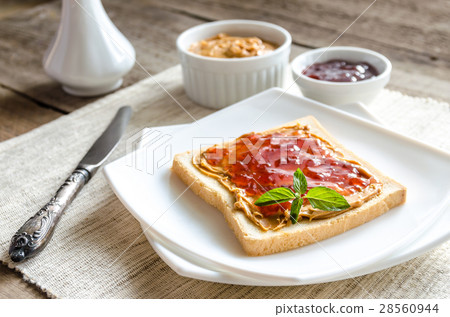 Sandwich with peanut butter and strawberry jelly 28560944
