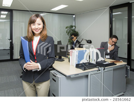 工作在辦公室的女商人和商人 28561662