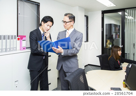 指示他/她的下屬的商人 指示他/她的下屬的商人 28561704