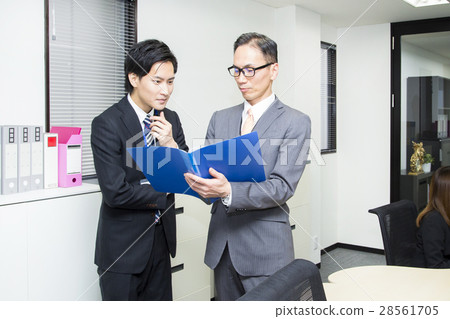 指示他/她的下屬的商人 指示他/她的下屬的商人 28561705