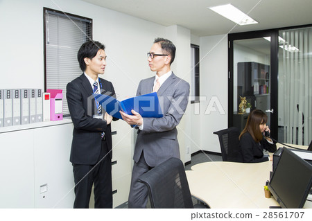 指示他/她的下屬的商人 28561707
