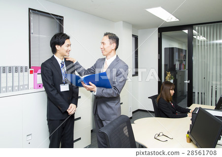指示他/她的下屬的商人 指示他/她的下屬的商人 28561708