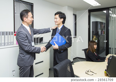 指示他/她的下屬的商人 指示他/她的下屬的商人 28561709