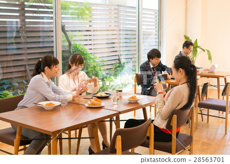 Lunch businesswoman cafe image 28563701