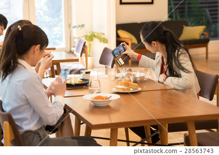 Lunch businesswoman cafe image 28563743