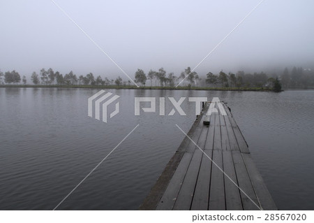 在霧中模糊的Lake Shirakaba 在霧中模糊的Lake Shirakaba 28567020