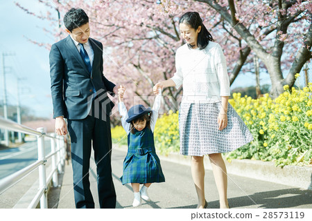 Parents and cherry blossoms 28573119