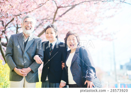 祖父母和孫子櫻桃圖像 28573920