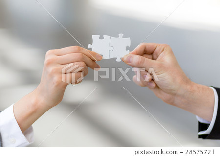有拼圖的男人和女人 28575721
