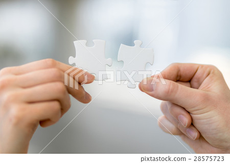 有拼圖的男人和女人 有拼圖的男人和女人 28575723