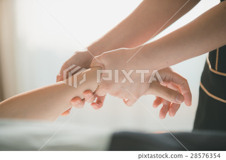 osteopathy, massaging, body care 28576354