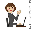使用個人計算機的女人 28576839