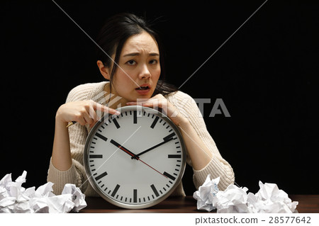 一個女人加班工作遲到忙碌的女士 28577642
