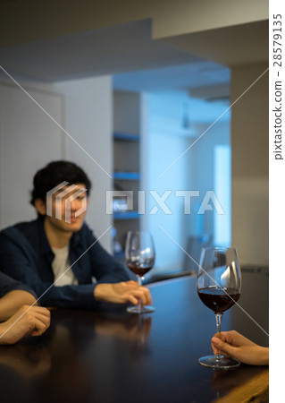 訂購額外葡萄酒的兩名男子 28579135