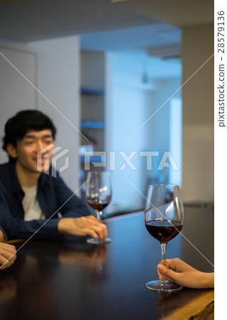 訂購額外葡萄酒的兩名男子 28579136