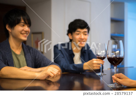 訂購額外葡萄酒的兩名男子 28579137