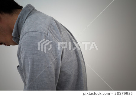 年輕人沮喪的頭骨後面黑色後面 28579985