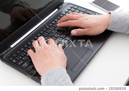 擊中個人計算機白色後面的年輕人 擊中個人計算機白色後面的年輕人 28580938