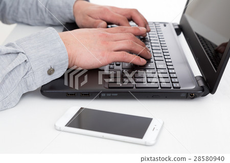 擊中個人計算機白色後面的年輕人 28580940