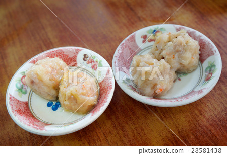 Dim sum steamed shrimp dumpling in bowl Dim sum steamed shrimp dumpling in bowl 28581438