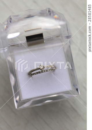 Double diamond ring in a clear case Double diamond ring in a clear case 28581485