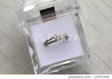 Double diamond ring in a clear case 28581486