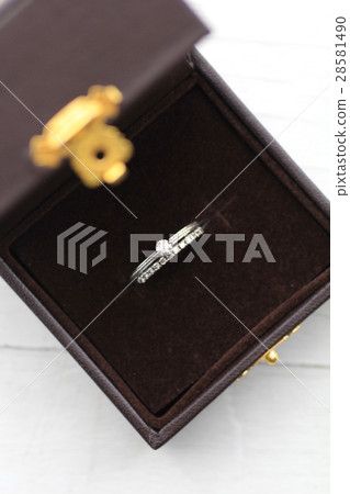 配件箱中的兩枚鑽戒 28581490