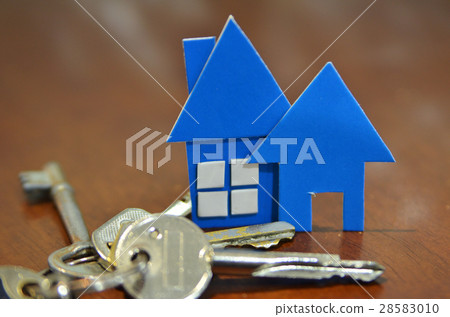 Bunch of keys with house shaped cardboard Bunch of keys with house shaped cardboard 28583010