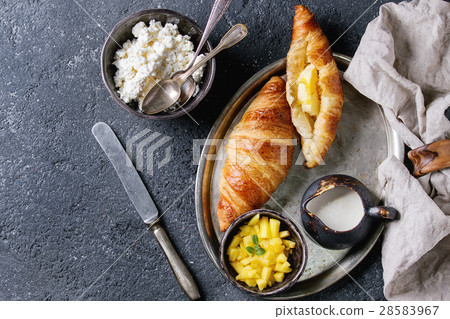 Breakfast with croissant and mango fruit 28583967